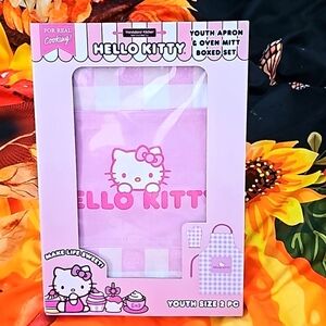 NIB Hello Kitty Apron and Mitt Boxes Set